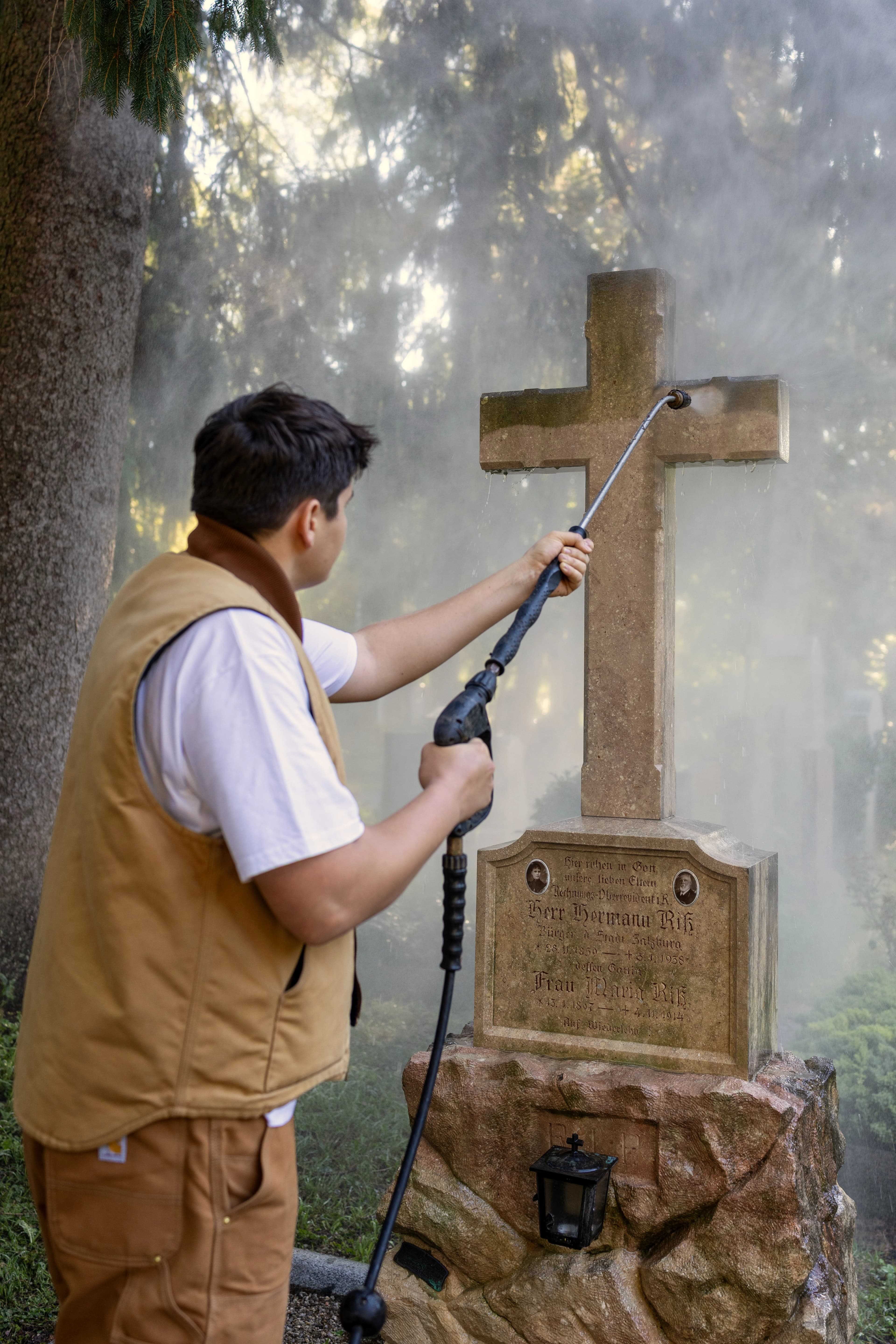 Fertig gereinigtes Grabkreuz aus Sandstein