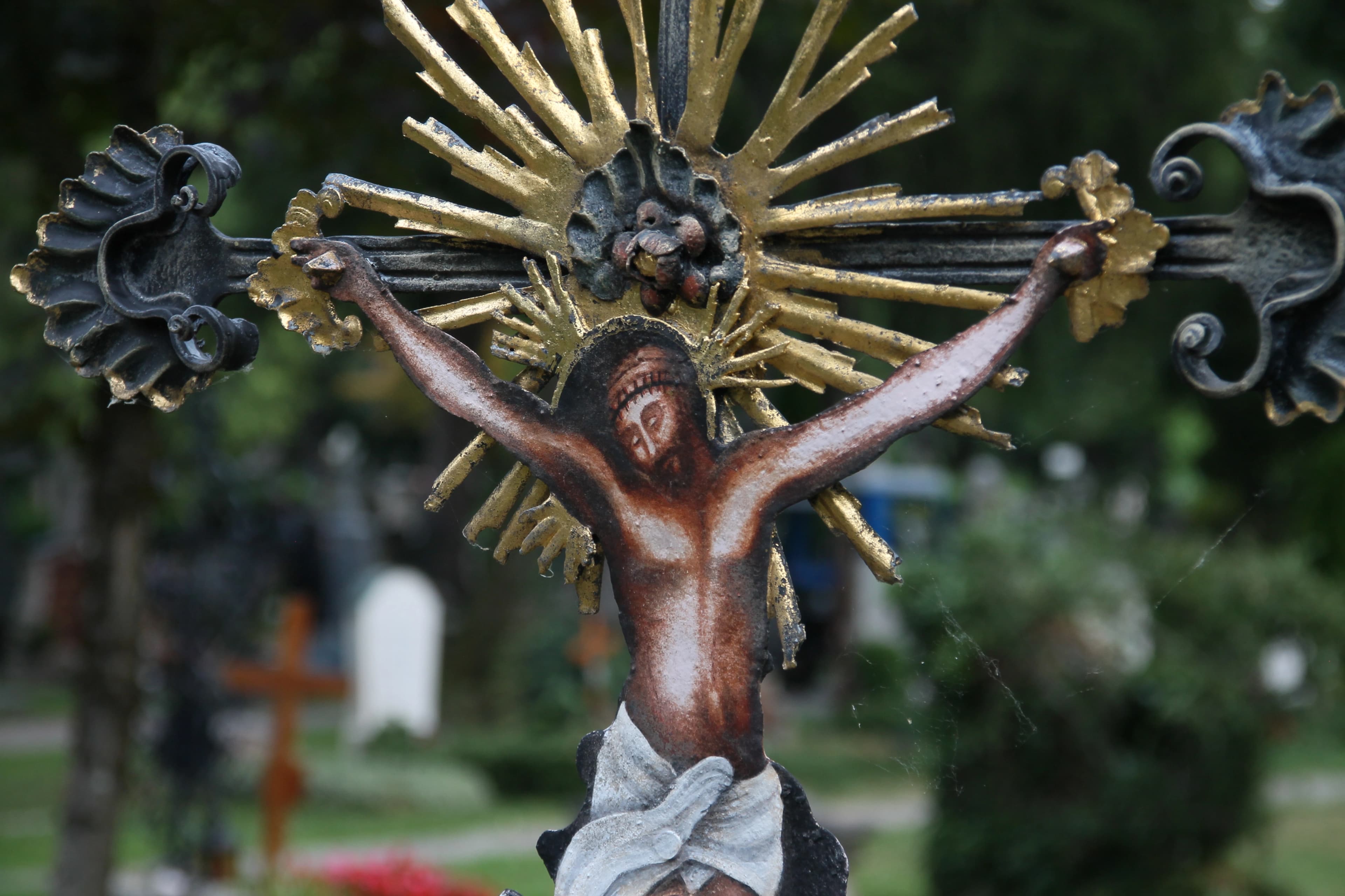 Moriva bei der Arbeit auf dem Friedhof