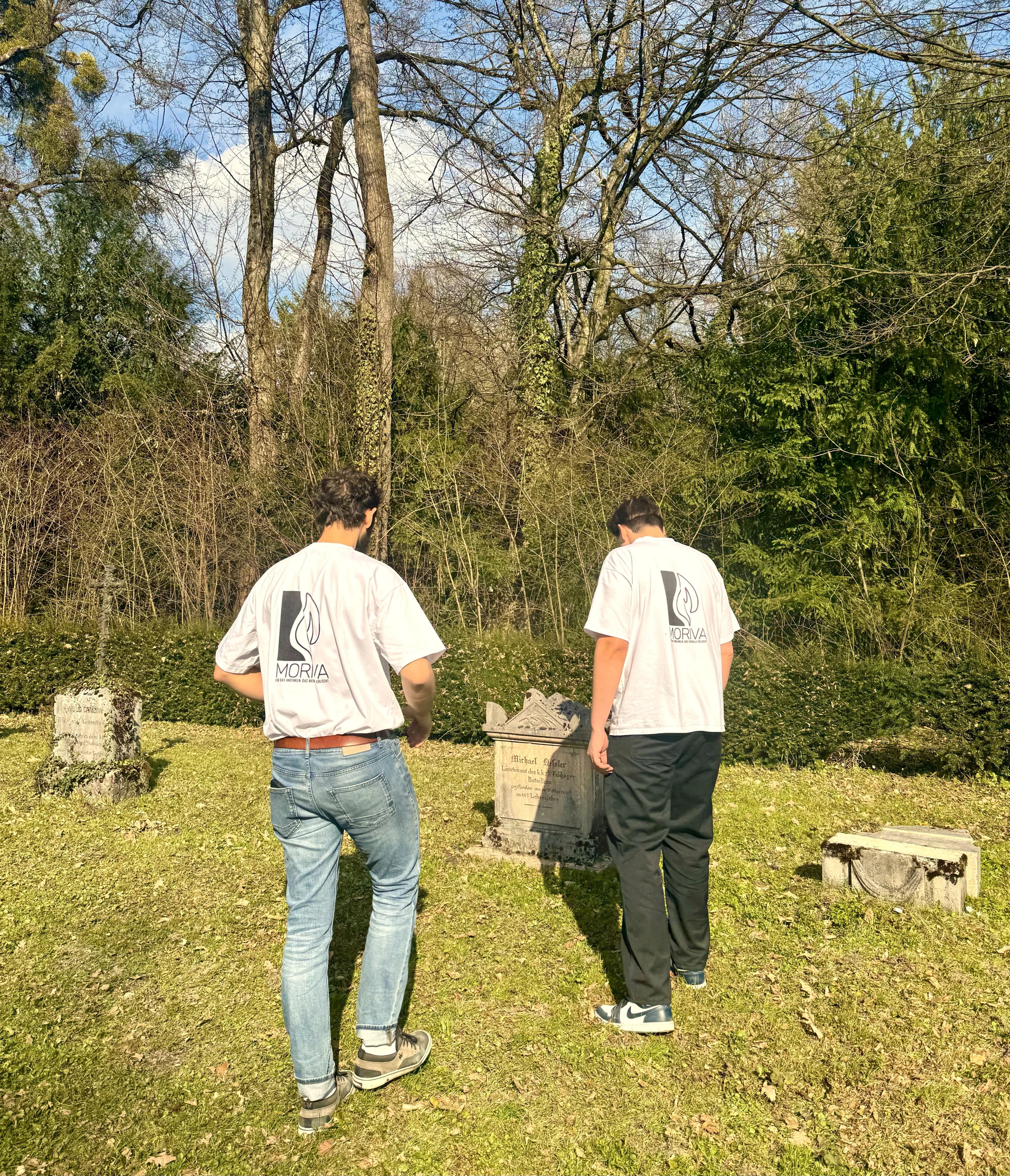 Moriva-Mitarbeiter bei der Grabreinigung