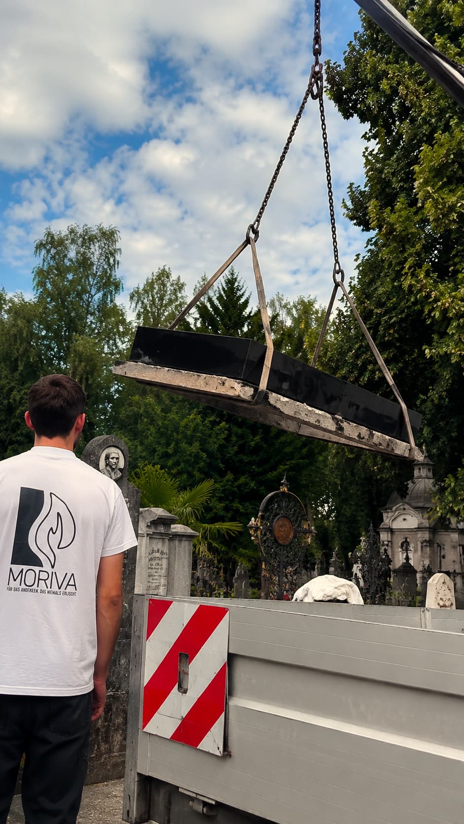 Handwerkliche Arbeiten an einem Grabstein durch Moriva